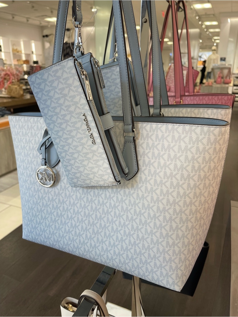 MICHAEL MICHAEL KORS SHEILA
Pale Ocean LG TOTE bag & Double Zip Ombré Lg Wallet - Picture 4 of 16